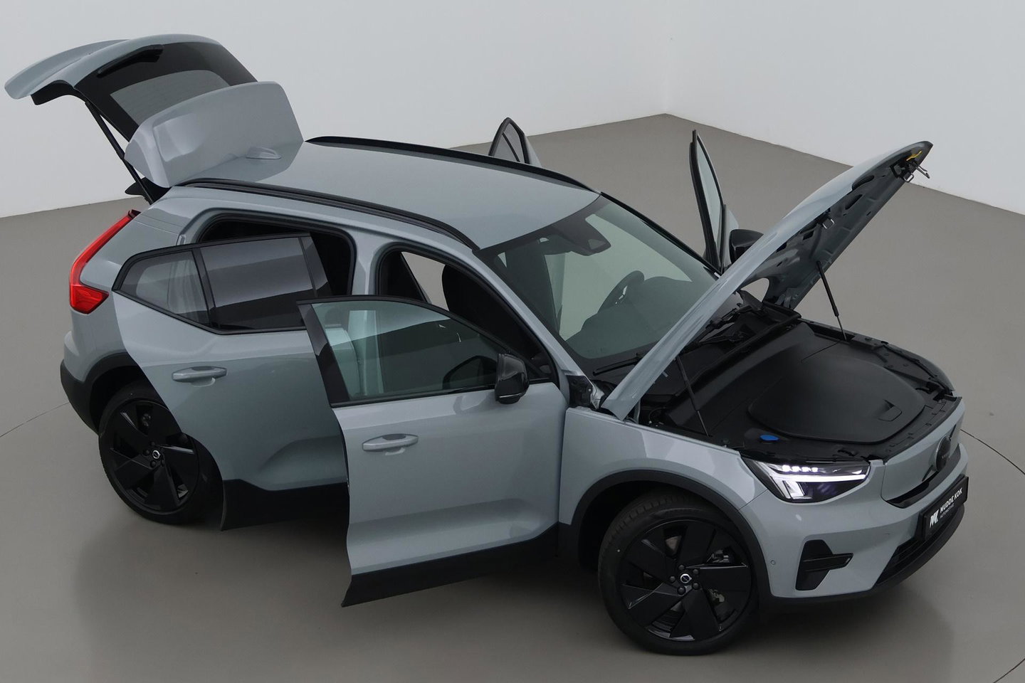 Volvo EX40 Twin Motor Plus Black Edition 82 kWh | 409 PK! | AWD | 360° Camera | Harman/Kardon | Stoel+Stuurverwarming | ACC