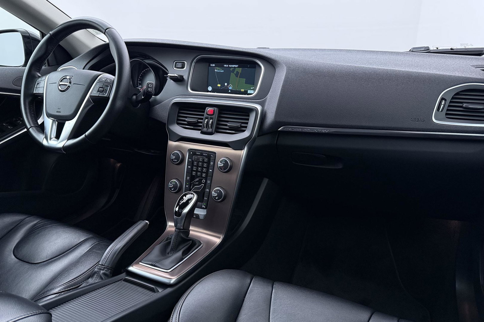 Volvo V40 Cross Country 1.5 T3 Summum | Panoramadak | Automaat | Camera | Memory | LED | Stoelverwarming | 19 inch