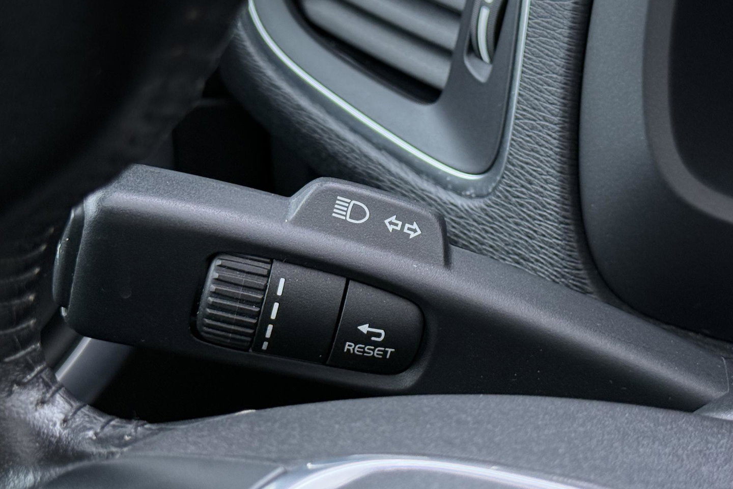 Volvo V40 Cross Country 1.5 T3 Summum | Panoramadak | Automaat | Camera | Memory | LED | Stoelverwarming | 19 inch