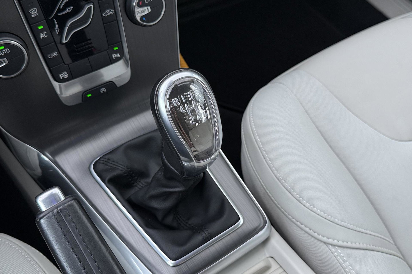 Volvo V40 1.6 T3 Momentum | Camera | Cruise Control | PDC V+A | 17 Inch