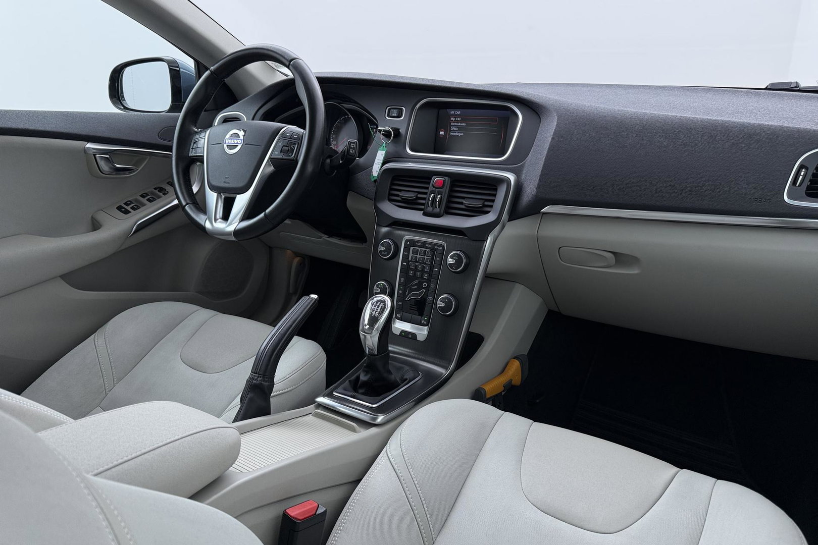 Volvo V40 1.6 T3 Momentum | Camera | Cruise Control | PDC V+A | 17 Inch