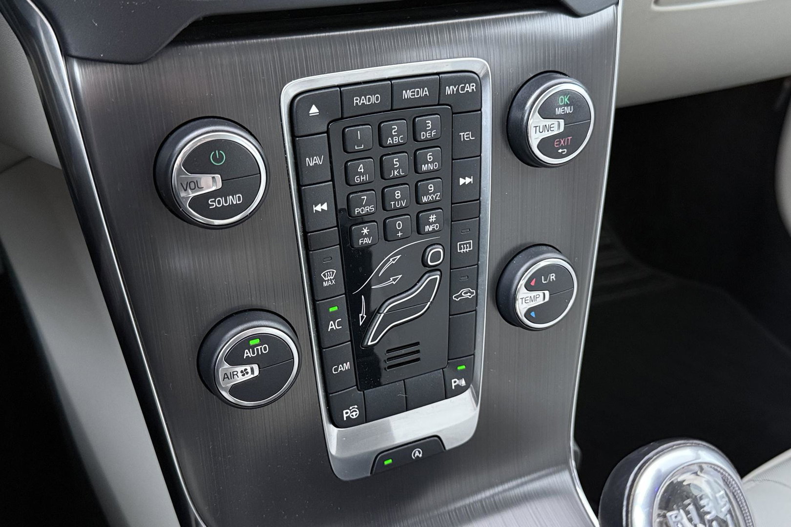 Volvo V40 1.6 T3 Momentum | Camera | Cruise Control | PDC V+A | 17 Inch