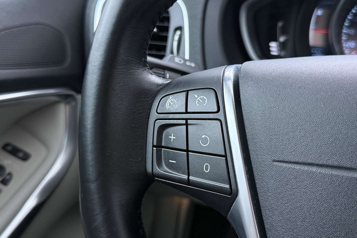 Volvo V40 1.6 T3 Momentum | Camera | Cruise Control | PDC V+A | 17 Inch