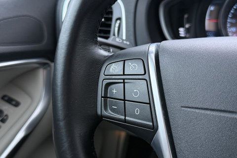 Volvo V40 1.6 T3 Momentum | Camera | Cruise Control | PDC V+A | 17 Inch