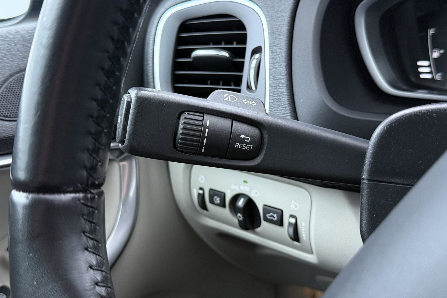 Volvo V40 1.6 T3 Momentum | Camera | Cruise Control | PDC V+A | 17 Inch