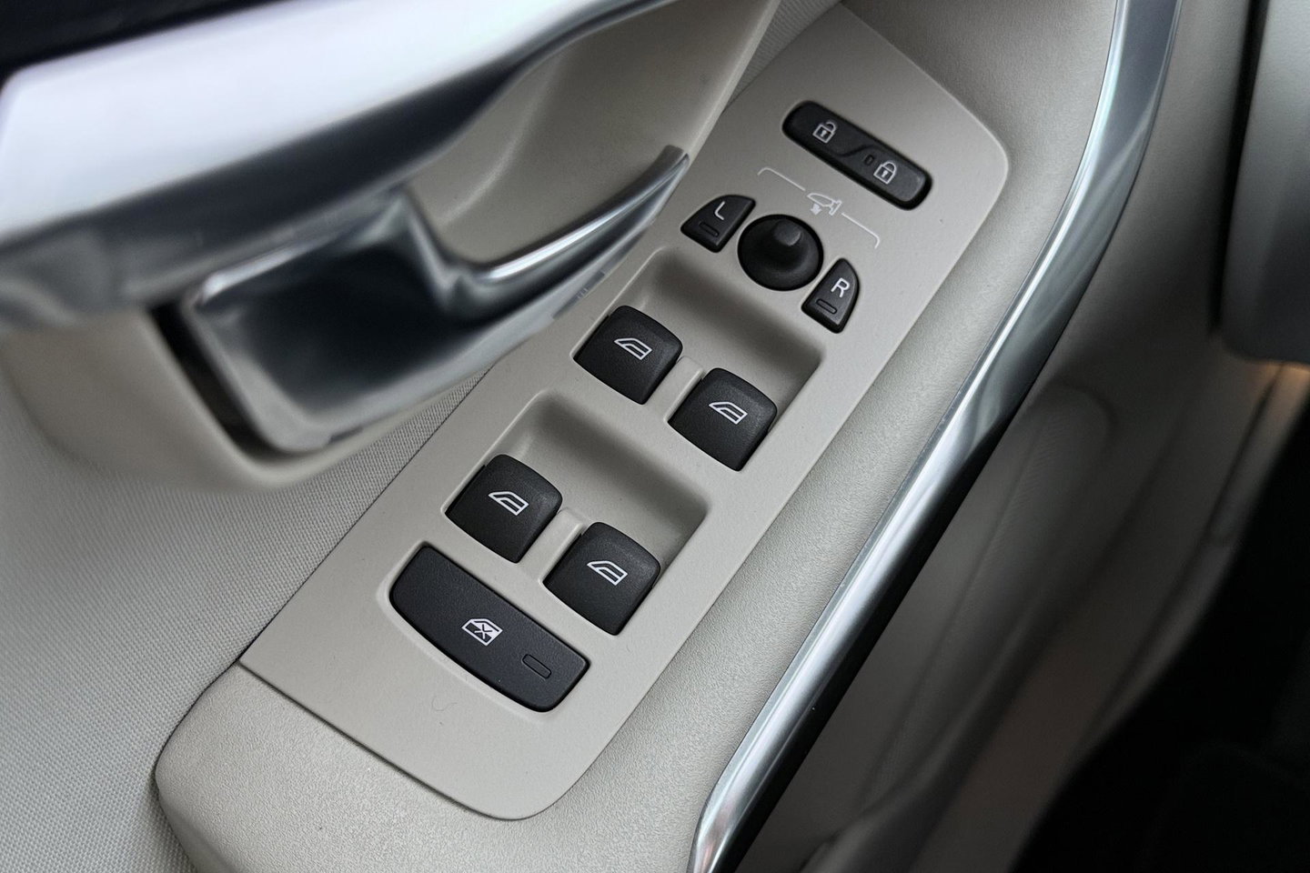 Volvo V40 1.6 T3 Momentum | Camera | Cruise Control | PDC V+A | 17 Inch