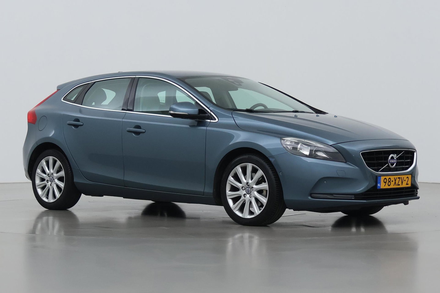 Volvo V40 1.6 T3 Momentum | Camera | Cruise Control | PDC V+A | 17 Inch