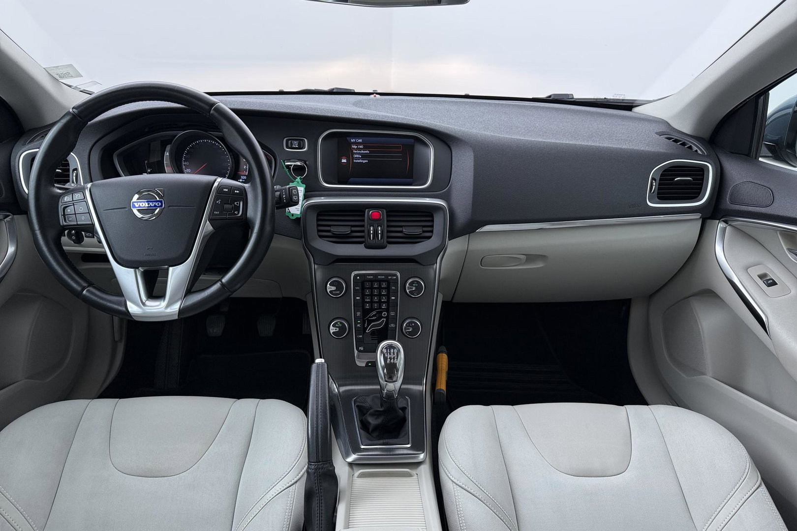 Volvo V40 1.6 T3 Momentum | Camera | Cruise Control | PDC V+A | 17 Inch