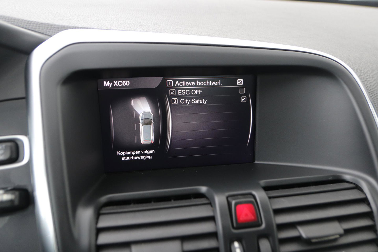 Volvo XC60 D3 FWD Polar+ | Automaat | Camera | Stoelverwarming | PDC V+A