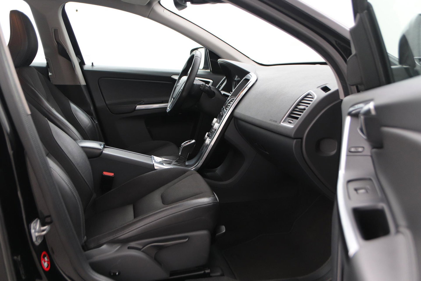 Volvo XC60 D3 FWD Polar+ | Automaat | Camera | Stoelverwarming | PDC V+A