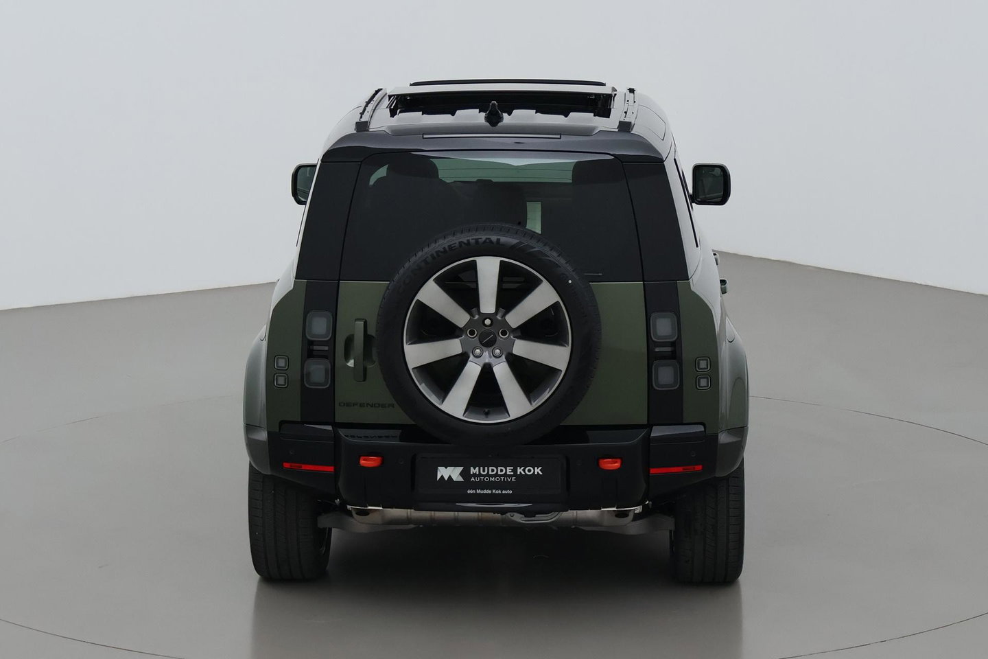 Land Rover Defender 2.0 P300e 110 X | FACELIFT | ClearSight | Meridian Surround | Trekhaak | Luchtvering | Koelbox | Panoramadak | 22 Inch