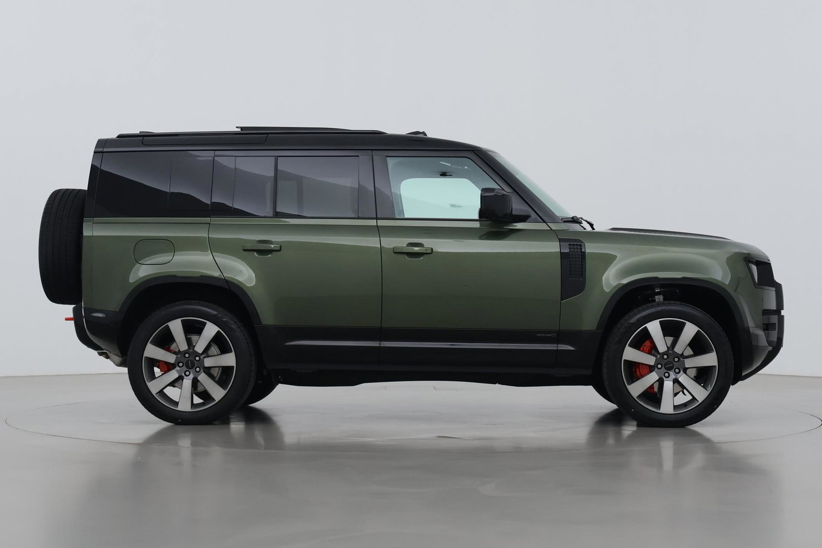 Land Rover Defender 2.0 P300e 110 X | FACELIFT | ClearSight | Meridian Surround | Trekhaak | Luchtvering | Koelbox | Panoramadak | 22 Inch