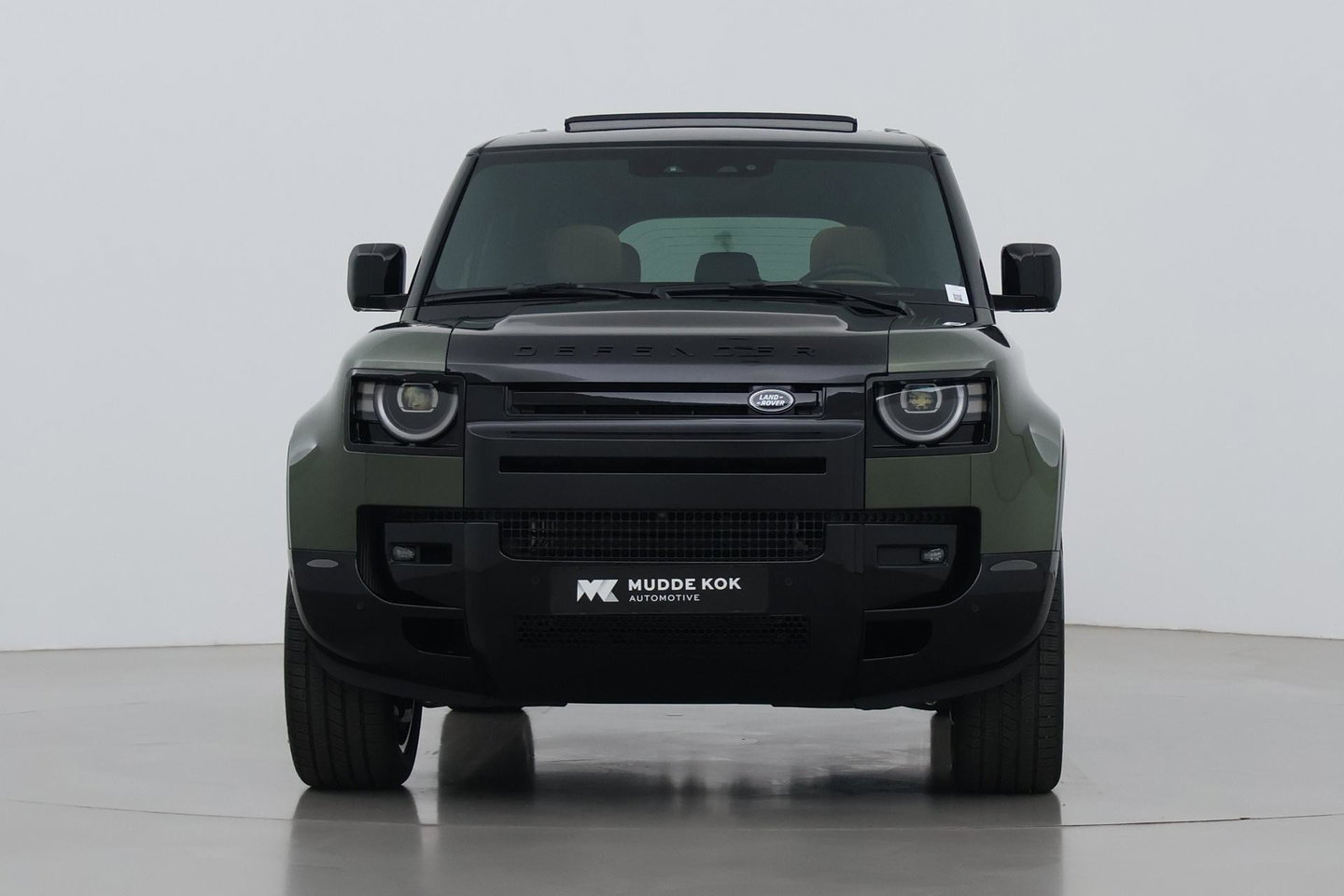 Land Rover Defender 2.0 P300e 110 X | FACELIFT | ClearSight | Meridian Surround | Trekhaak | Luchtvering | Koelbox | Panoramadak | 22 Inch