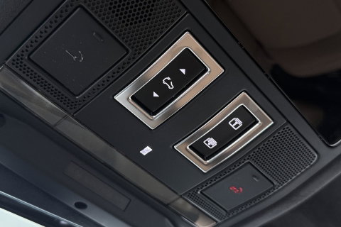 Land Rover Defender 2.0 P300e 110 X | FACELIFT | ClearSight | Meridian Surround | Trekhaak | Luchtvering | Koelbox | Panoramadak | 22 Inch
