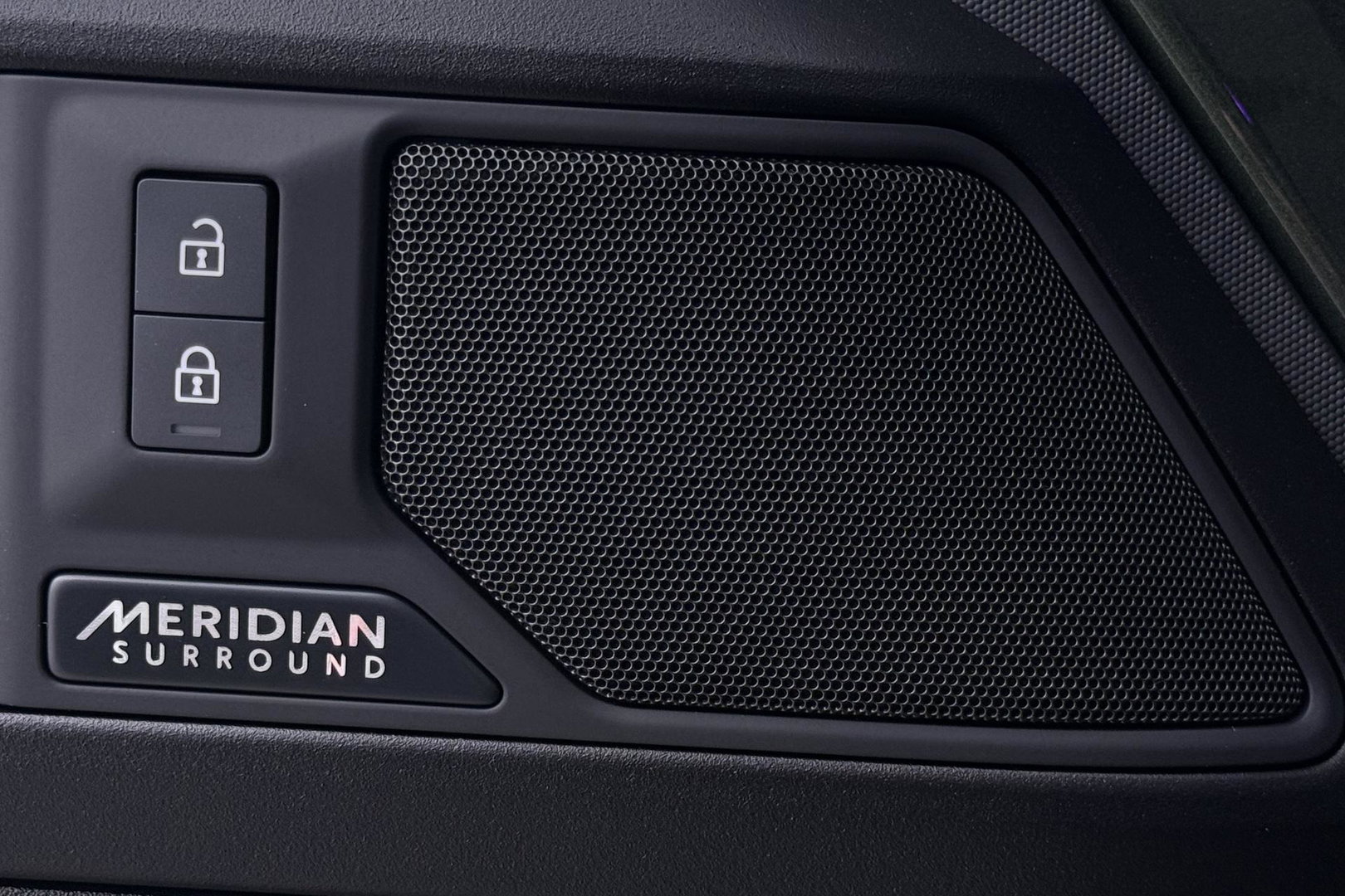 Land Rover Defender 2.0 P300e 110 X | FACELIFT | ClearSight | Meridian Surround | Trekhaak | Luchtvering | Koelbox | Panoramadak | 22 Inch