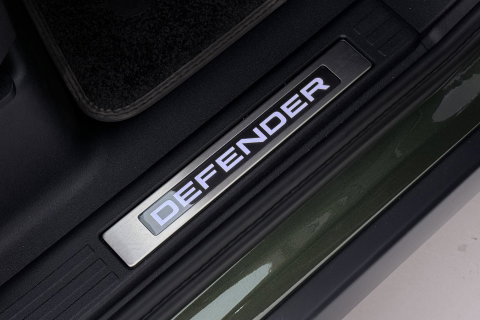Land Rover Defender 2.0 P300e 110 X | FACELIFT | ClearSight | Meridian Surround | Trekhaak | Luchtvering | Koelbox | Panoramadak | 22 Inch