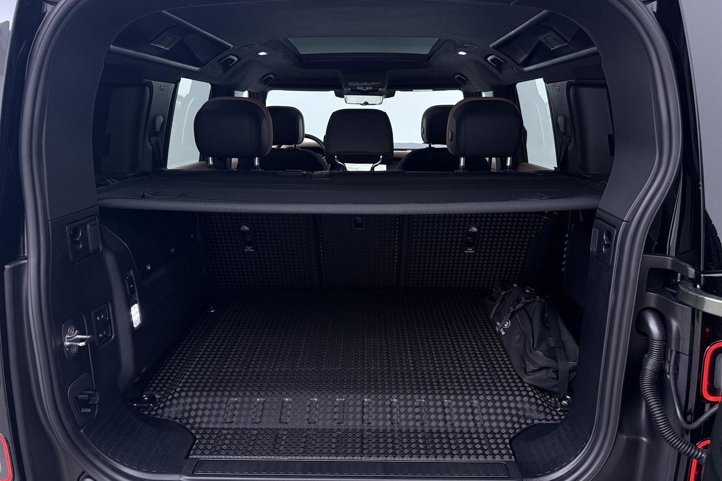 Land Rover Defender 2.0 P300e 110 X | FACELIFT | ClearSight | Meridian Surround | Trekhaak | Luchtvering | Koelbox | Panoramadak | 22 Inch
