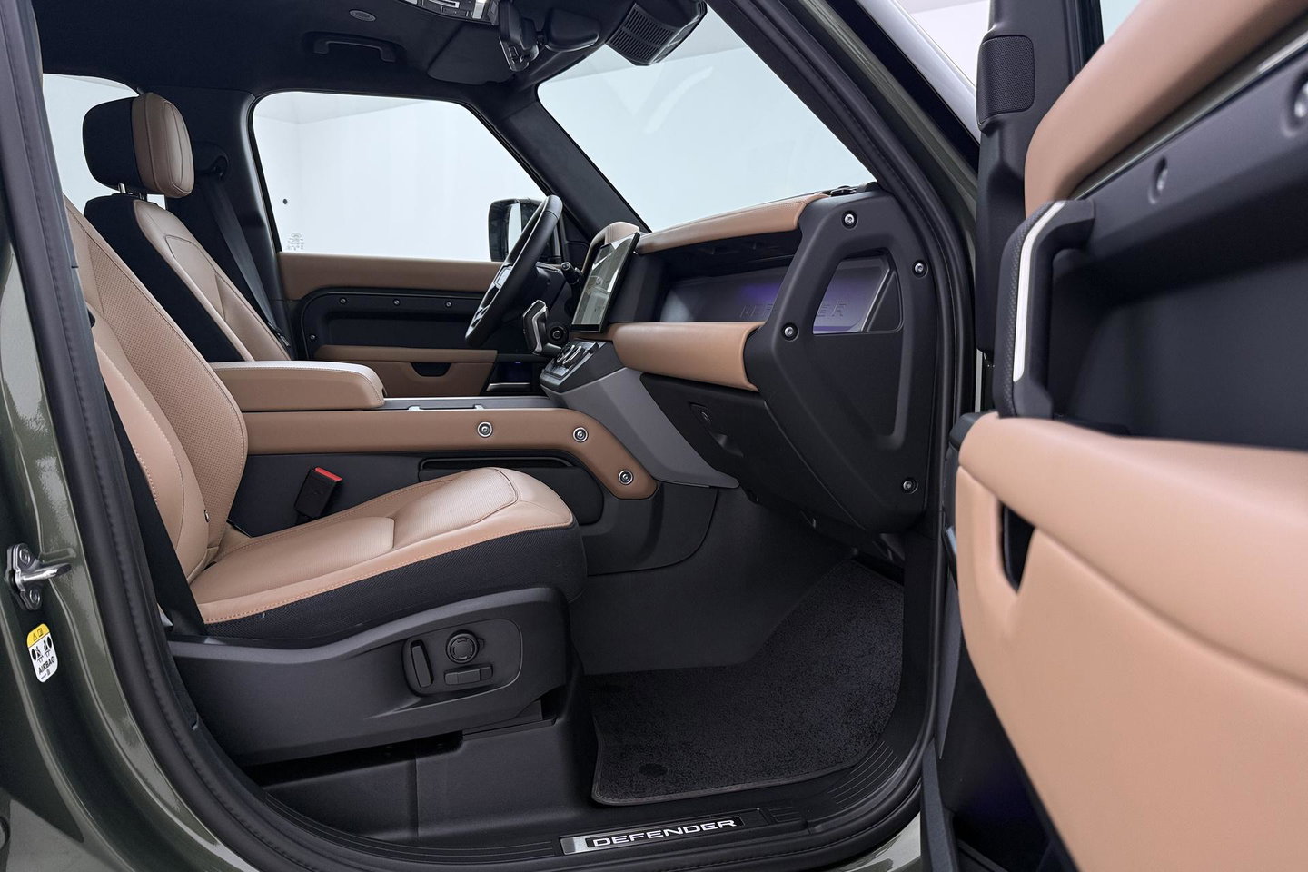 Land Rover Defender 2.0 P300e 110 X | FACELIFT | ClearSight | Meridian Surround | Trekhaak | Luchtvering | Koelbox | Panoramadak | 22 Inch
