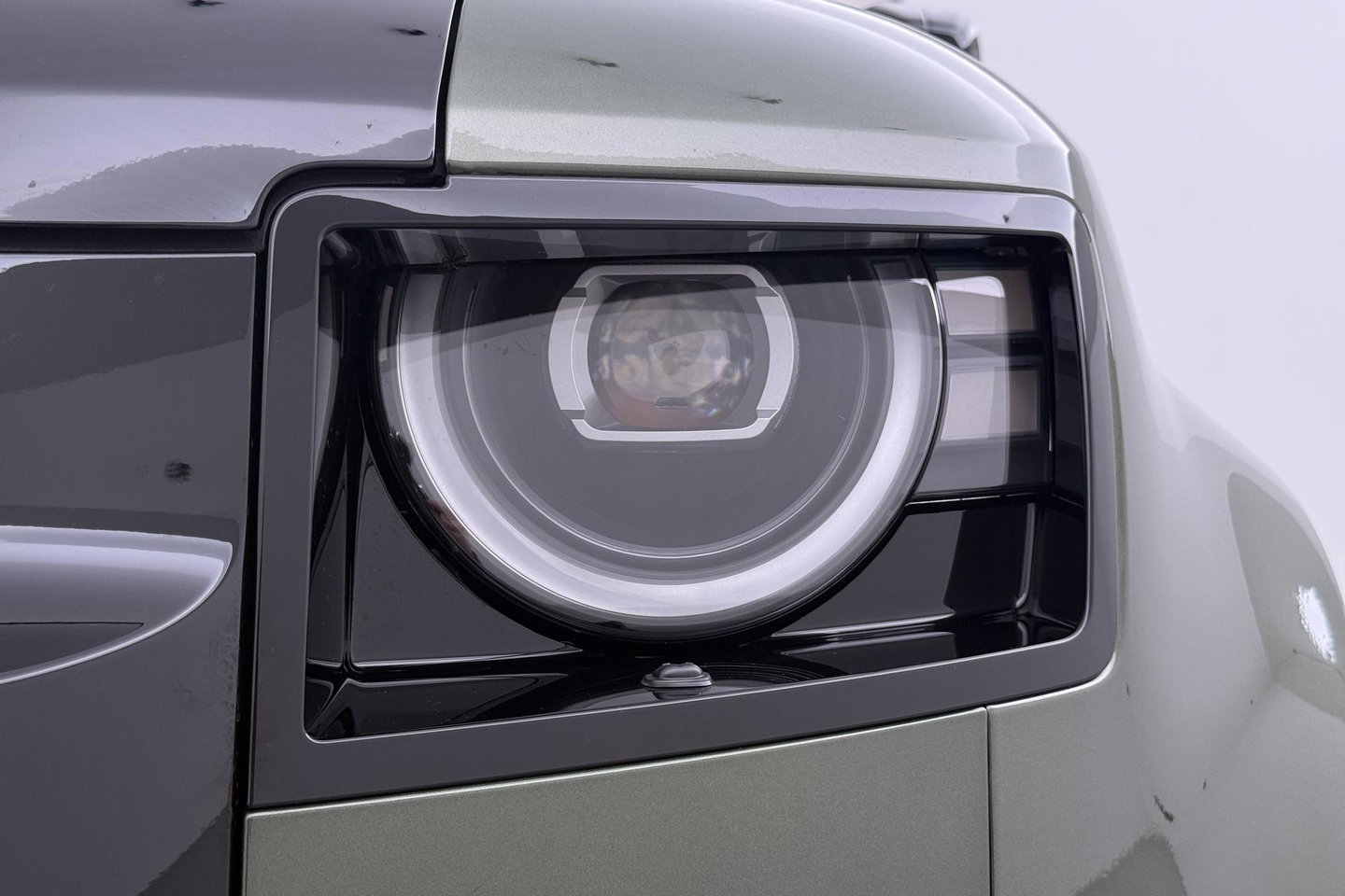 Land Rover Defender 2.0 P300e 110 X | FACELIFT | ClearSight | Meridian Surround | Trekhaak | Luchtvering | Koelbox | Panoramadak | 22 Inch