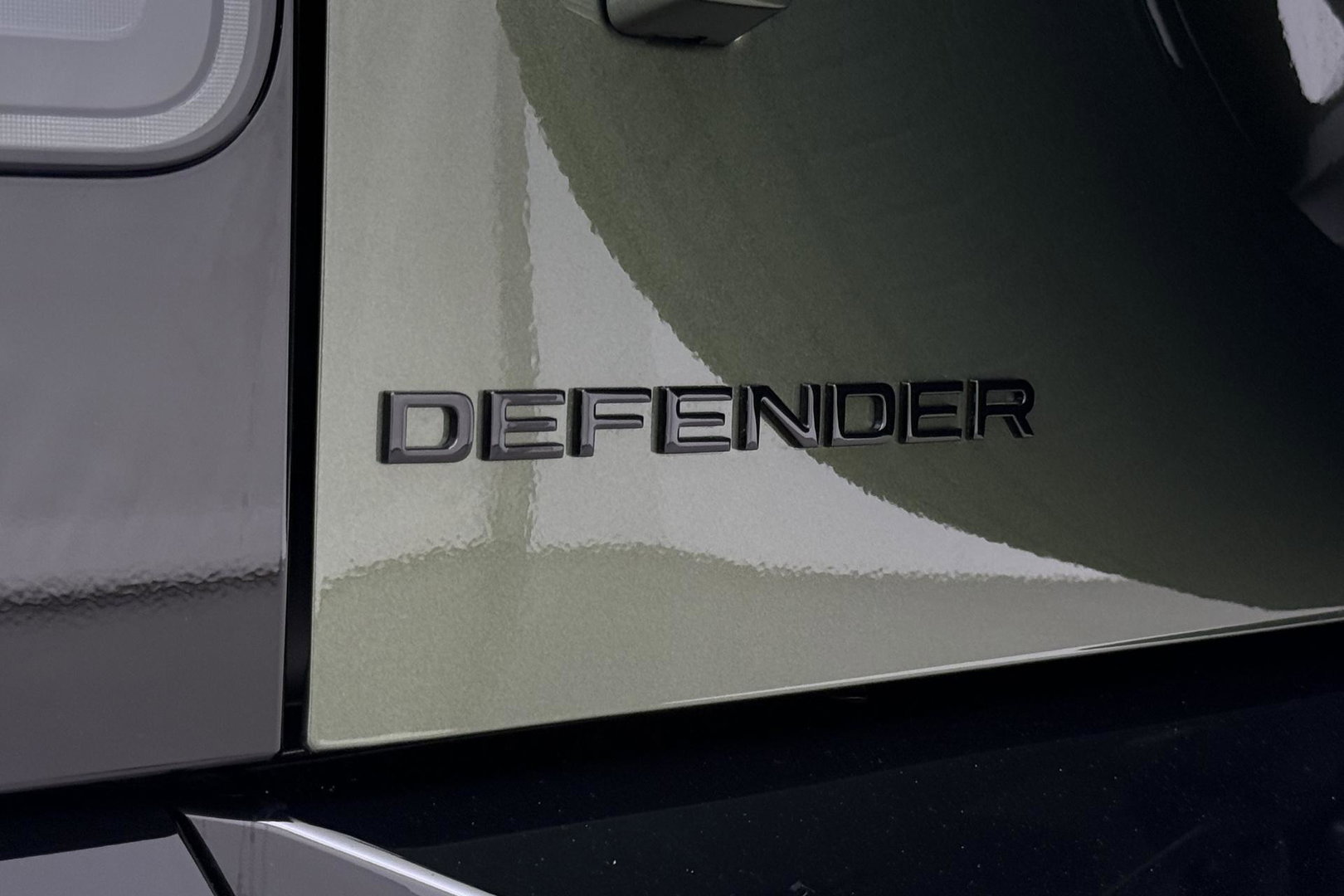 Land Rover Defender 2.0 P300e 110 X | FACELIFT | ClearSight | Meridian Surround | Trekhaak | Luchtvering | Koelbox | Panoramadak | 22 Inch