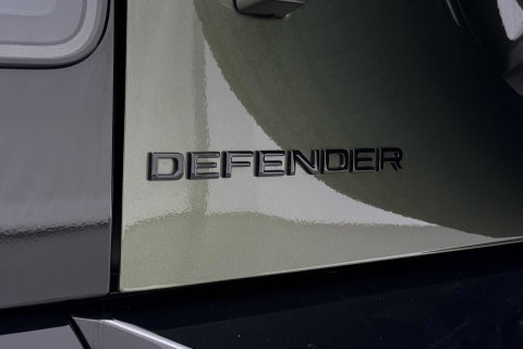 Land Rover Defender 2.0 P300e 110 X | FACELIFT | ClearSight | Meridian Surround | Trekhaak | Luchtvering | Koelbox | Panoramadak | 22 Inch