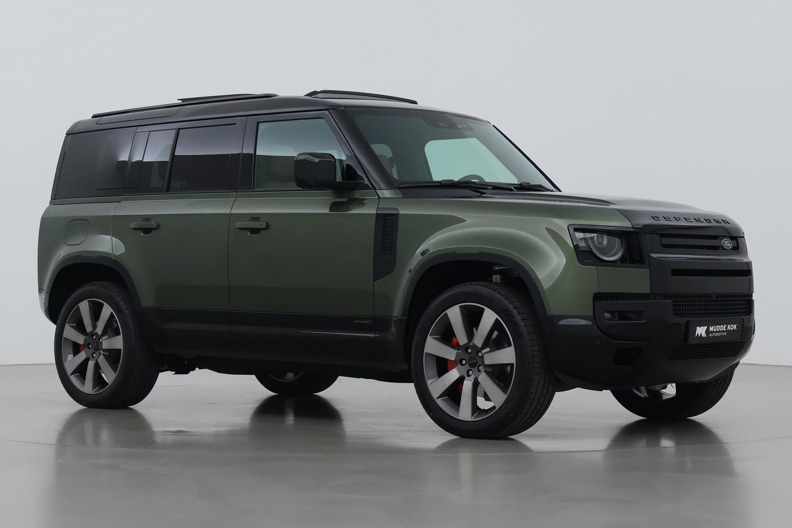 Land Rover Defender 2.0 P300e 110 X | FACELIFT | ClearSight | Meridian Surround | Trekhaak | Luchtvering | Koelbox | Panoramadak | 22 Inch