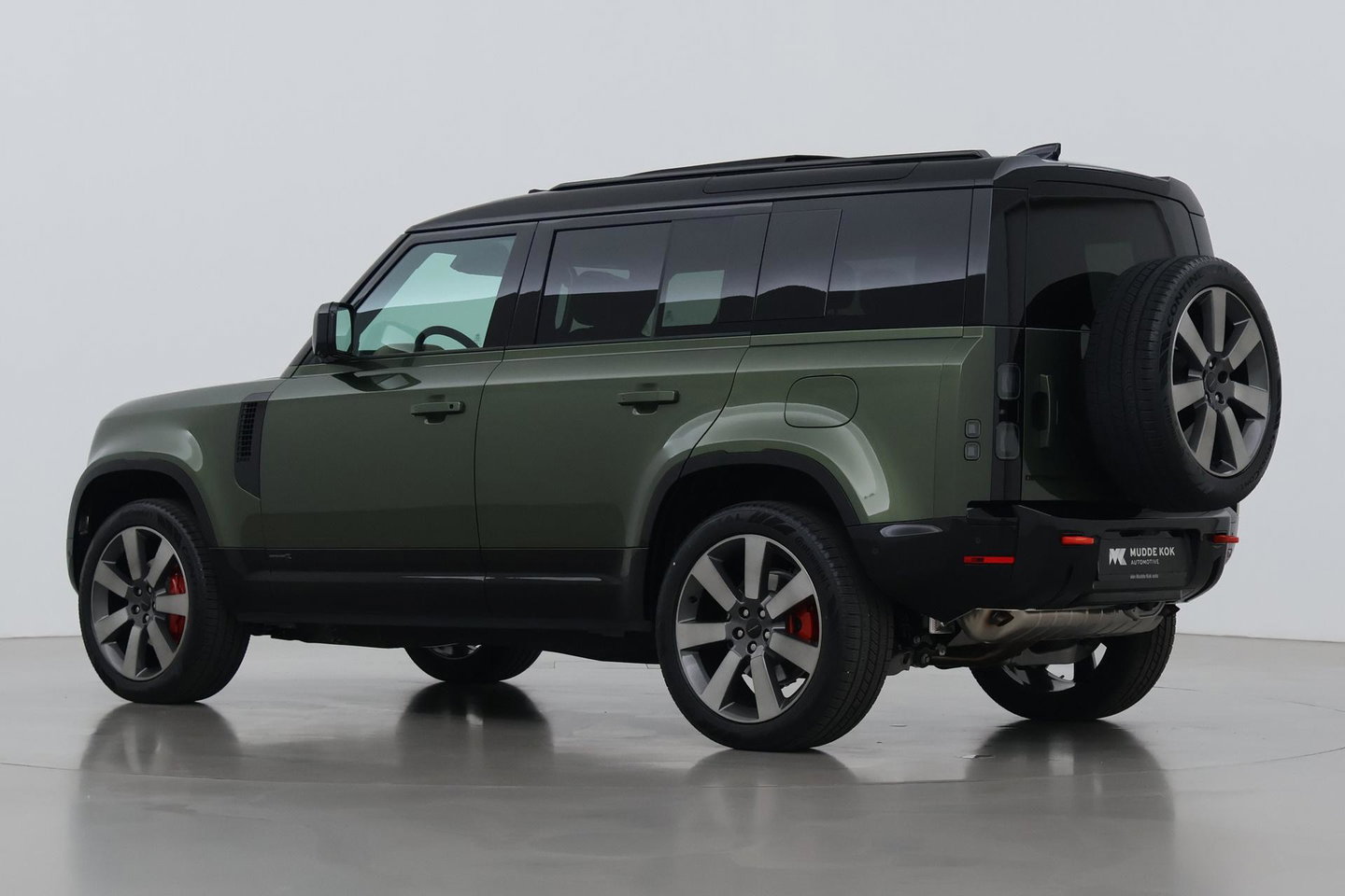 Land Rover Defender 2.0 P300e 110 X | FACELIFT | ClearSight | Meridian Surround | Trekhaak | Luchtvering | Koelbox | Panoramadak | 22 Inch