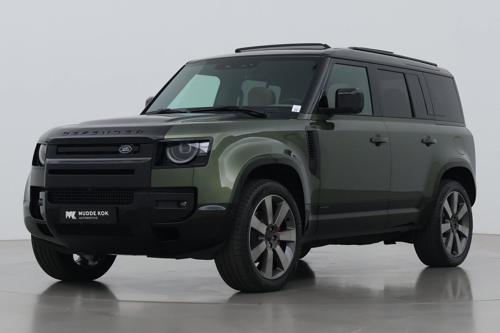 Land Rover Defender 2.0 P300e 110 X | FACELIFT | ClearSight | Meridian Surround | Trekhaak | Luchtvering | Koelbox | Panoramadak | 22 Inch