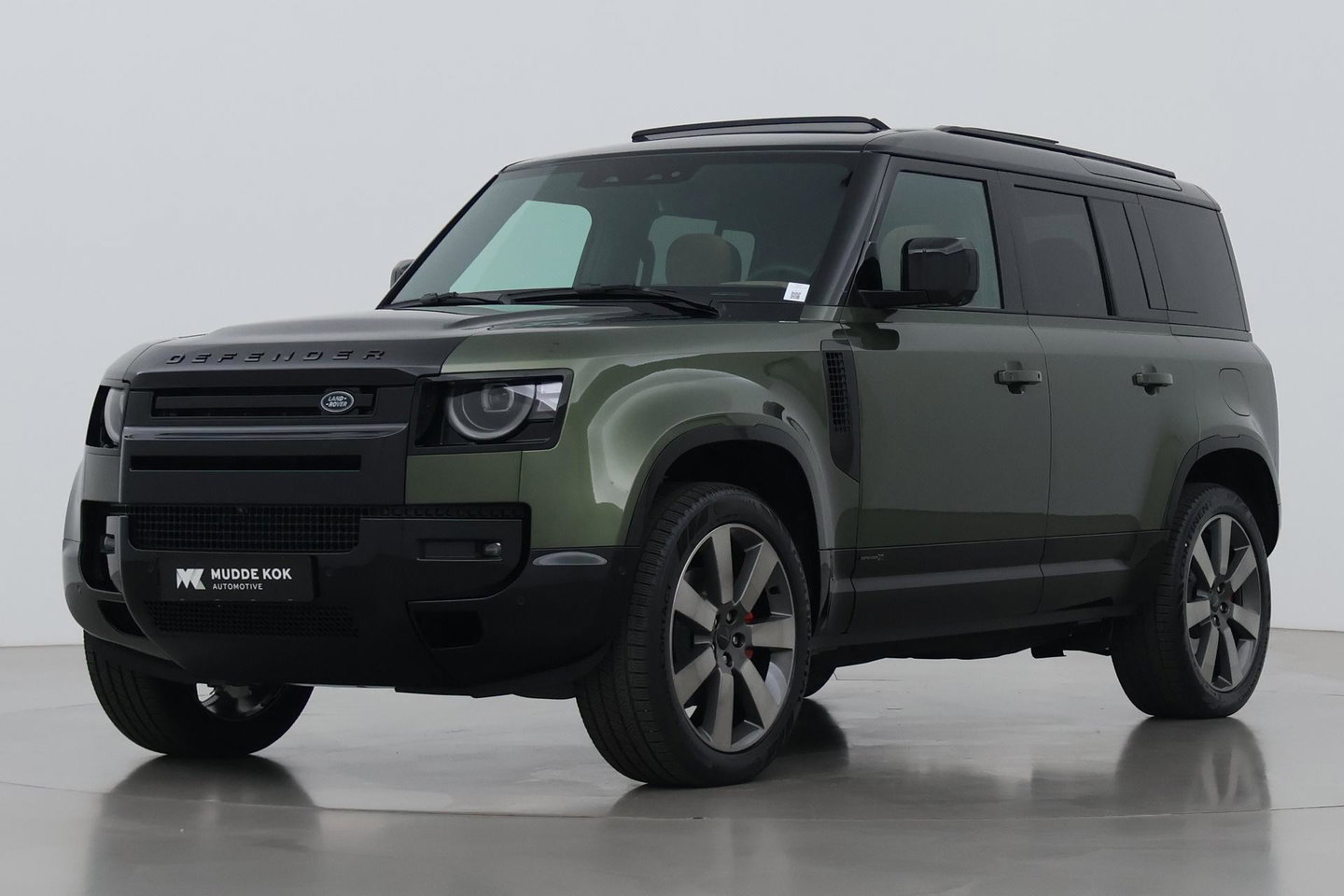 Land Rover Defender 2.0 P300e 110 X | FACELIFT | ClearSight | Meridian Surround | Trekhaak | Luchtvering | Koelbox | Panoramadak | 22 Inch