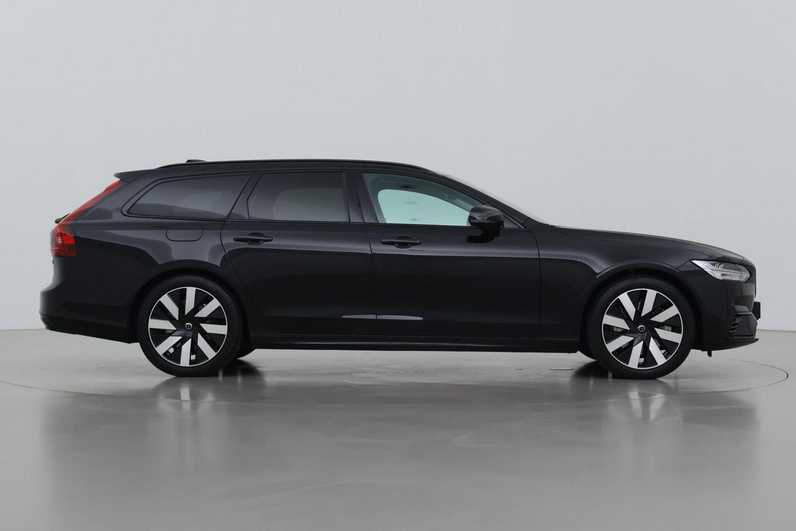 Volvo V90 T8 Plug-in hybrid Plus Dark | ACC | 360° Camera | Harman/Kardon | Keyless | Stoel+Stuurverwarming | Verwarmde Voorruit | Getint Glas