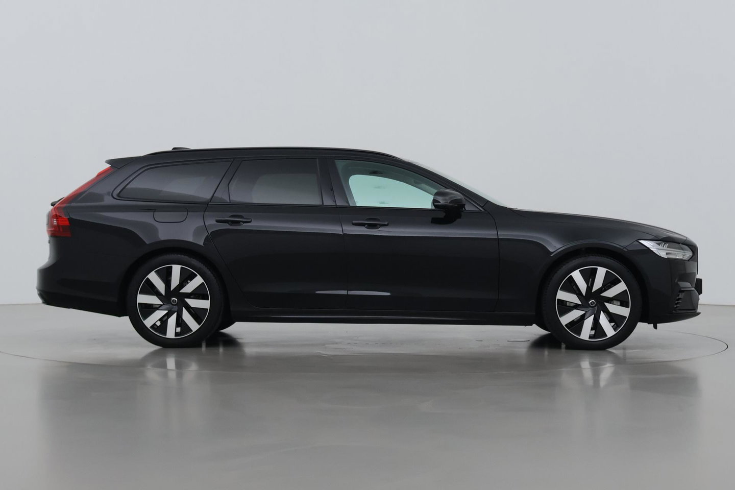 Volvo V90 T8 Plug-in hybrid Plus Dark | ACC | 360° Camera | Harman/Kardon | Keyless | Stoel+Stuurverwarming | Verwarmde Voorruit | Getint Glas