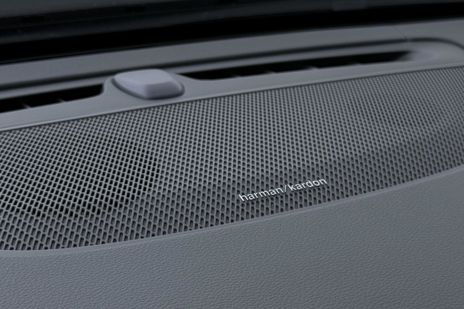 Volvo V90 T8 Plug-in hybrid Plus Dark | ACC | 360° Camera | Harman/Kardon | Keyless | Stoel+Stuurverwarming | Verwarmde Voorruit | Getint Glas