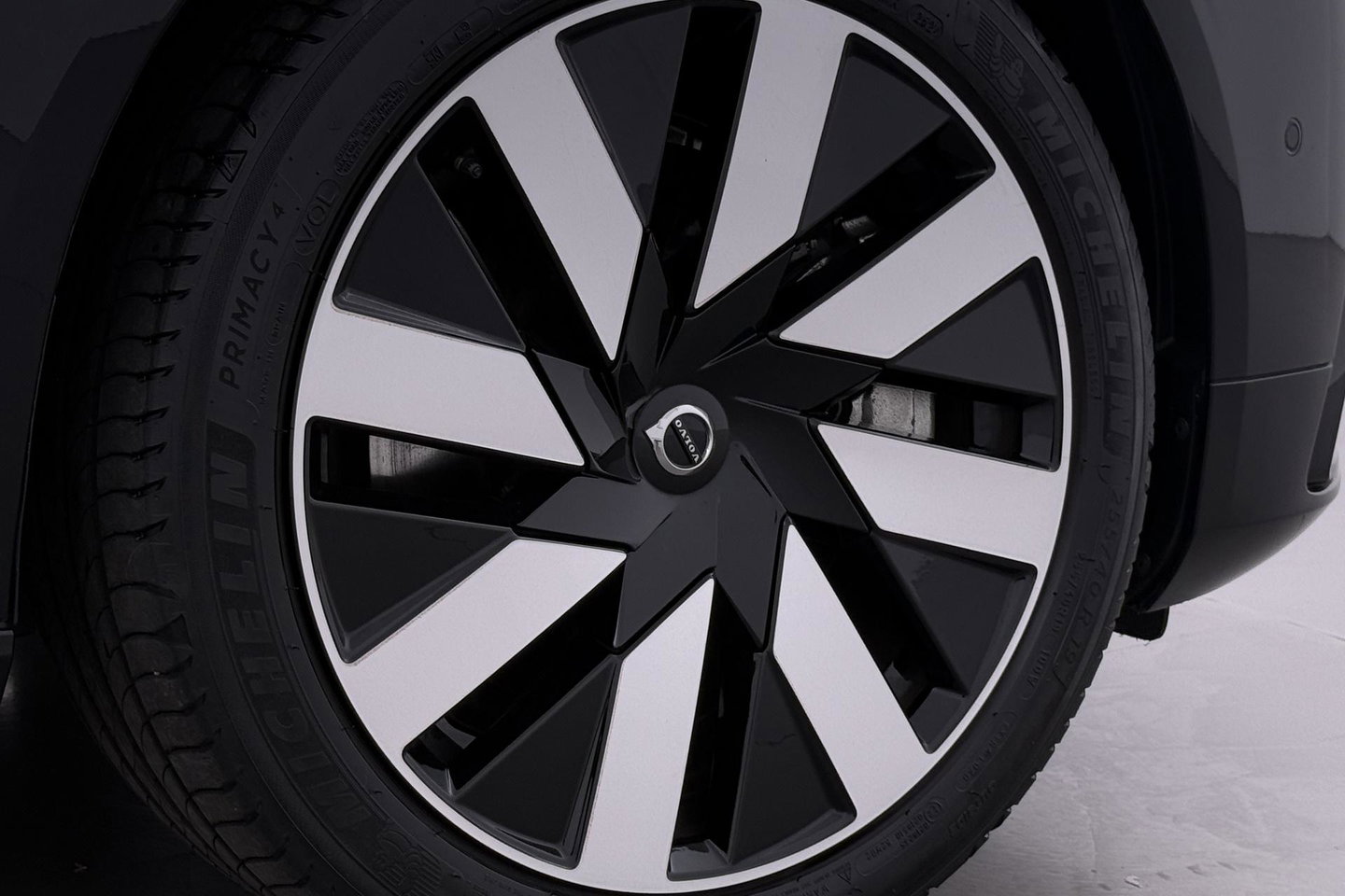Volvo V90 T8 Plug-in hybrid Plus Dark | ACC | 360° Camera | Harman/Kardon | Keyless | Stoel+Stuurverwarming | Verwarmde Voorruit | Getint Glas