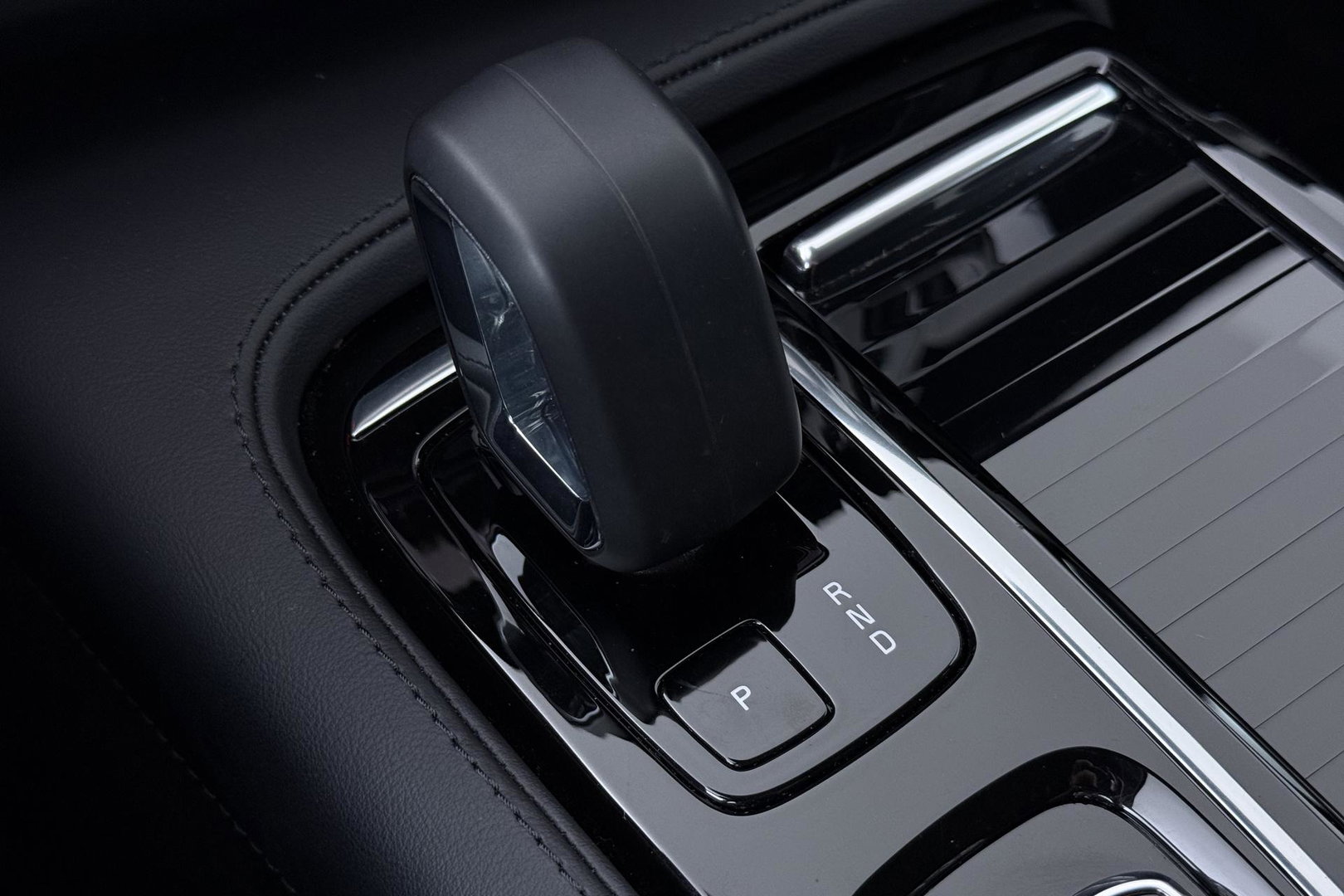 Volvo V90 T8 Plug-in hybrid Plus Dark | ACC | 360° Camera | Harman/Kardon | Keyless | Stoel+Stuurverwarming | Verwarmde Voorruit | Getint Glas