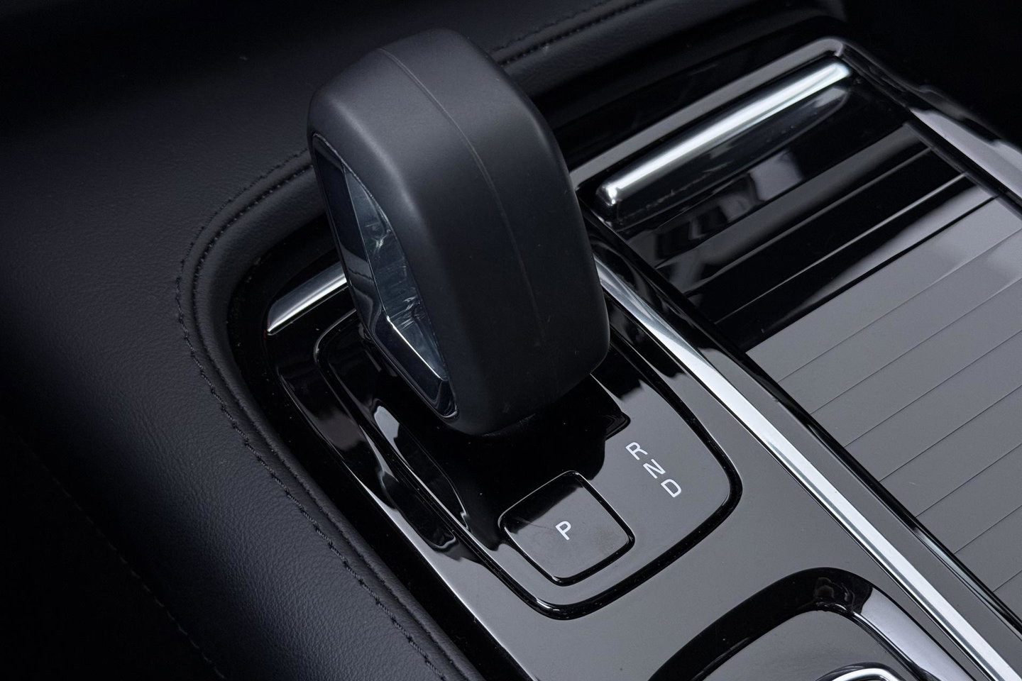Volvo V90 T8 Plug-in hybrid Plus Dark | ACC | 360° Camera | Harman/Kardon | Keyless | Stoel+Stuurverwarming | Verwarmde Voorruit | Getint Glas