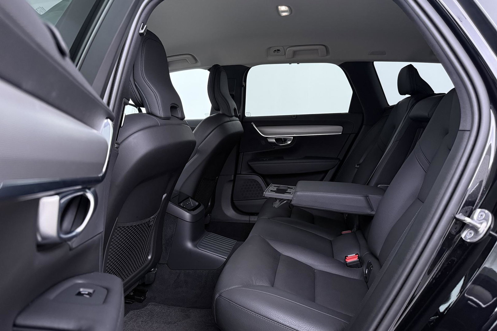 Volvo V90 T8 Plug-in hybrid Plus Dark | ACC | 360° Camera | Harman/Kardon | Keyless | Stoel+Stuurverwarming | Verwarmde Voorruit | Getint Glas