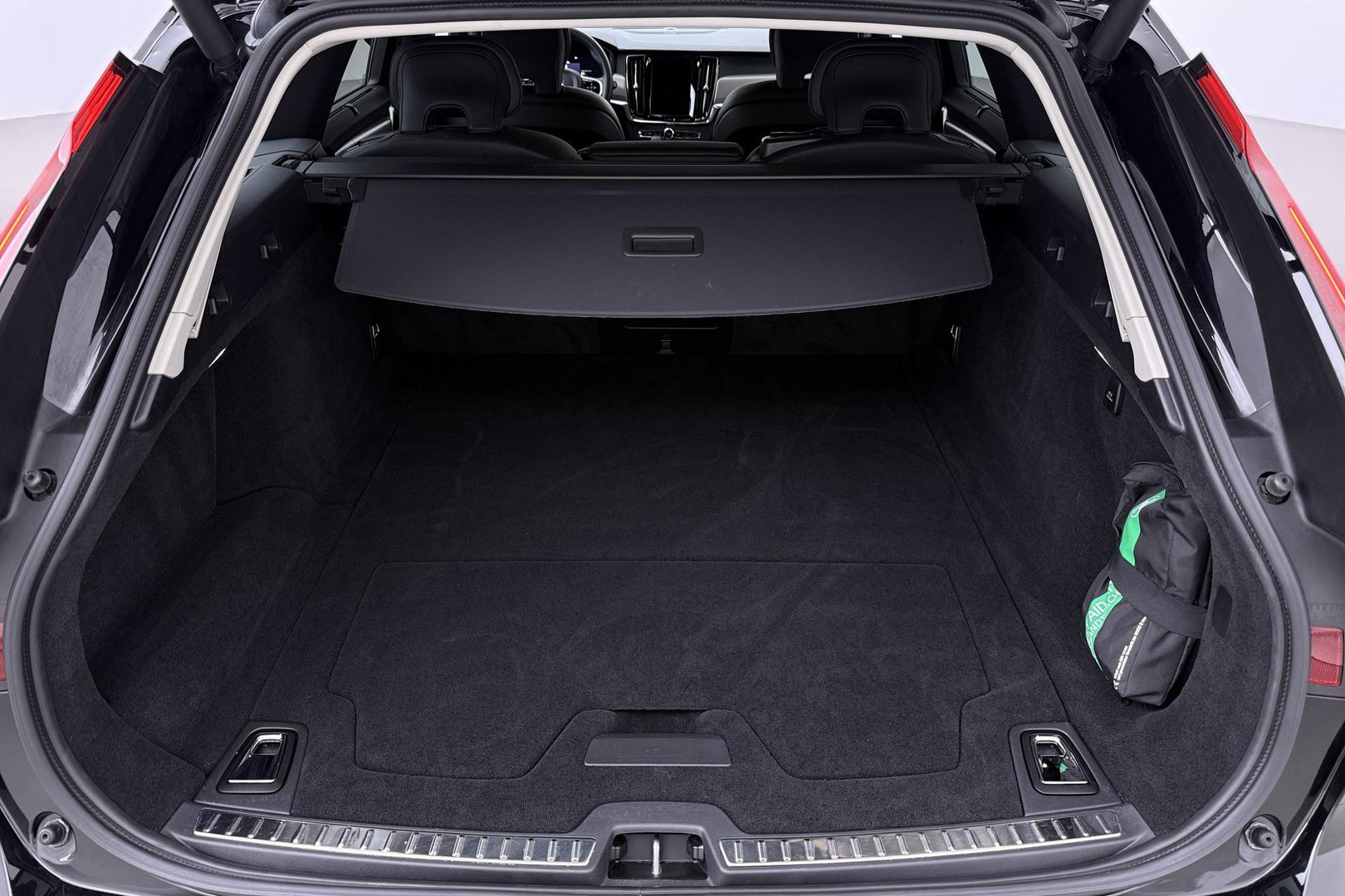 Volvo V90 T8 Plug-in hybrid Plus Dark | ACC | 360° Camera | Harman/Kardon | Keyless | Stoel+Stuurverwarming | Verwarmde Voorruit | Getint Glas