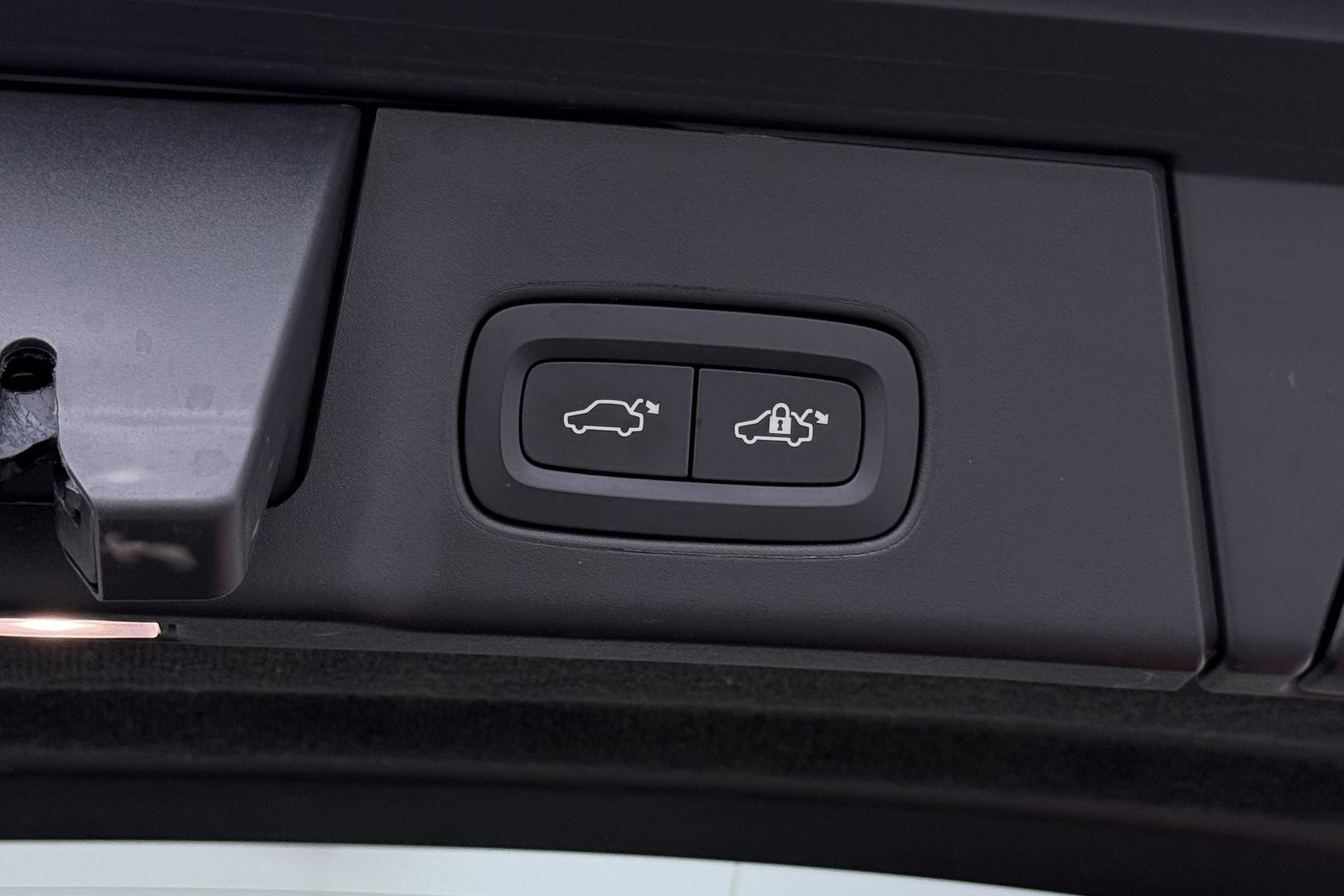 Volvo V90 T8 Plug-in hybrid Plus Dark | ACC | 360° Camera | Harman/Kardon | Keyless | Stoel+Stuurverwarming | Verwarmde Voorruit | Getint Glas
