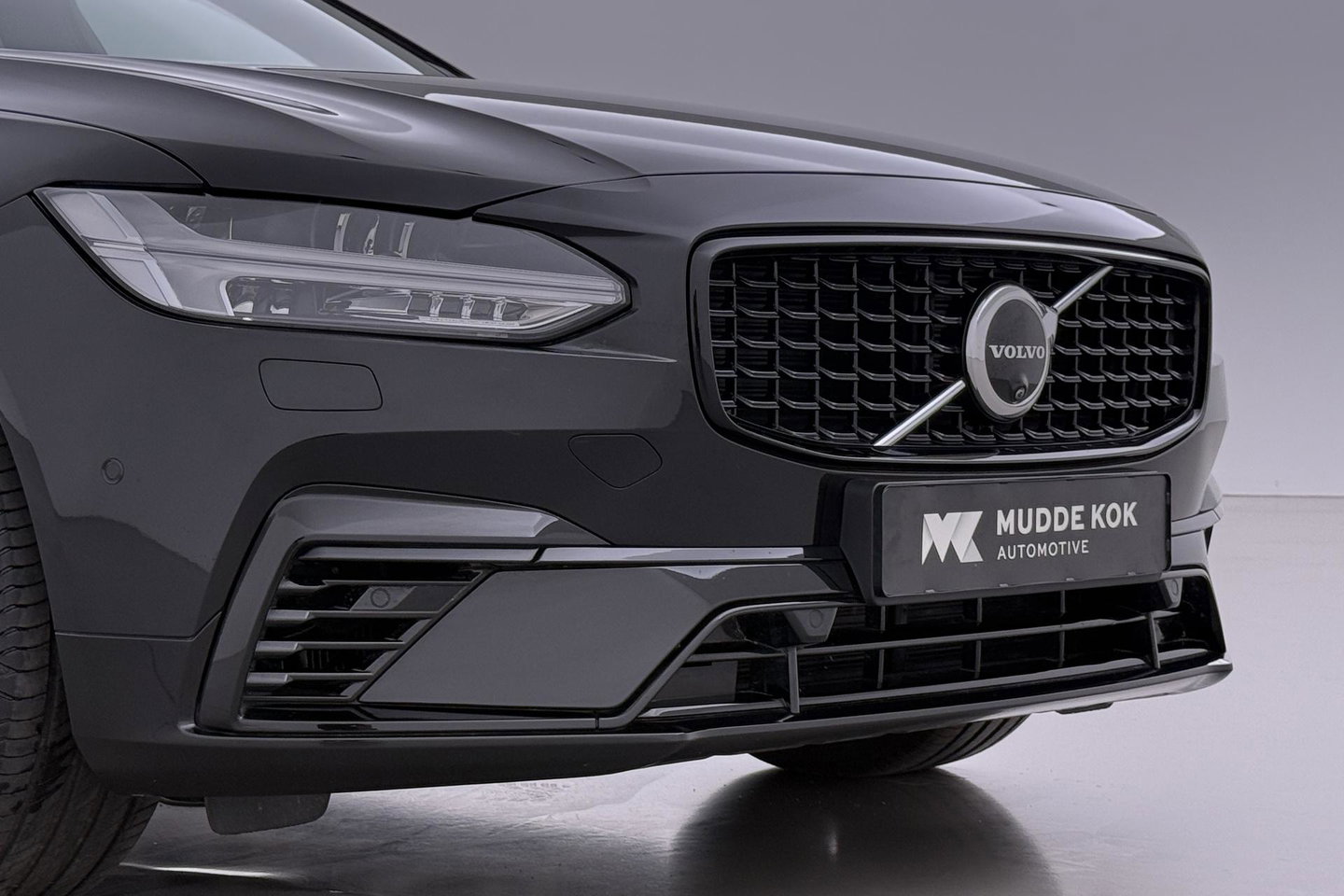 Volvo V90 T8 Plug-in hybrid Plus Dark | ACC | 360° Camera | Harman/Kardon | Keyless | Stoel+Stuurverwarming | Verwarmde Voorruit | Getint Glas