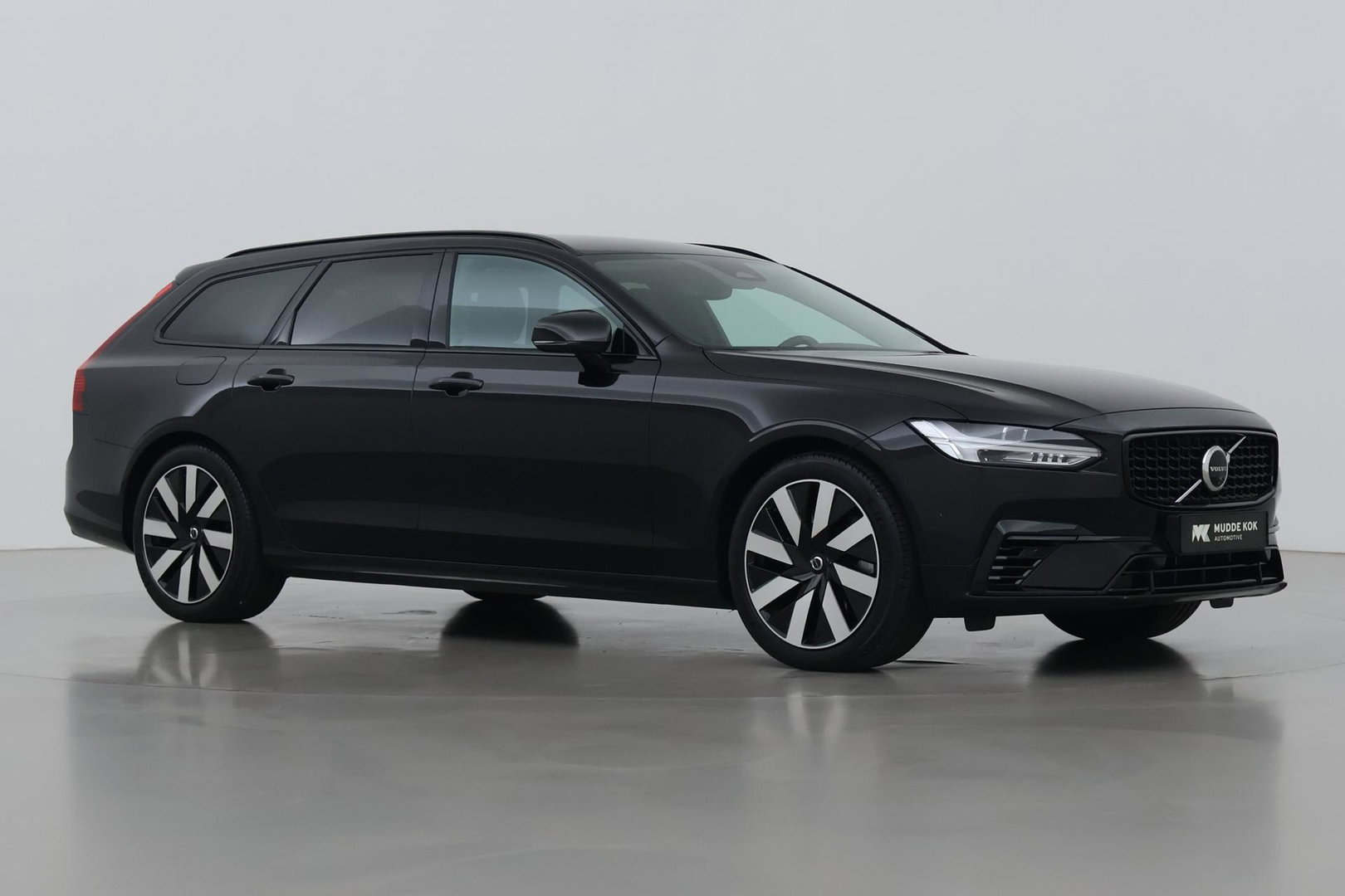 Volvo V90 T8 Plug-in hybrid Plus Dark | ACC | 360° Camera | Harman/Kardon | Keyless | Stoel+Stuurverwarming | Verwarmde Voorruit | Getint Glas