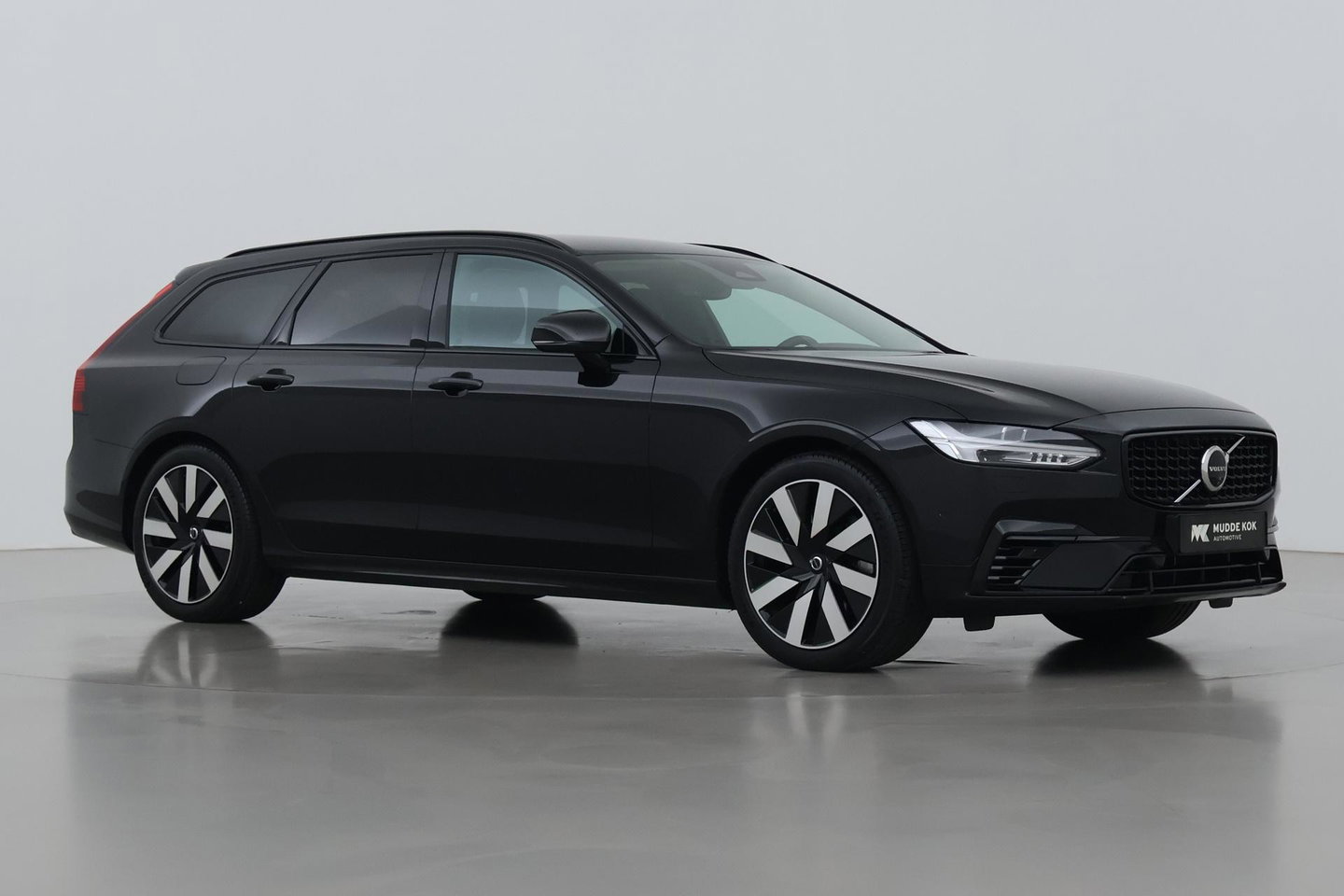 Volvo V90 T8 Plug-in hybrid Plus Dark | ACC | 360° Camera | Harman/Kardon | Keyless | Stoel+Stuurverwarming | Verwarmde Voorruit | Getint Glas