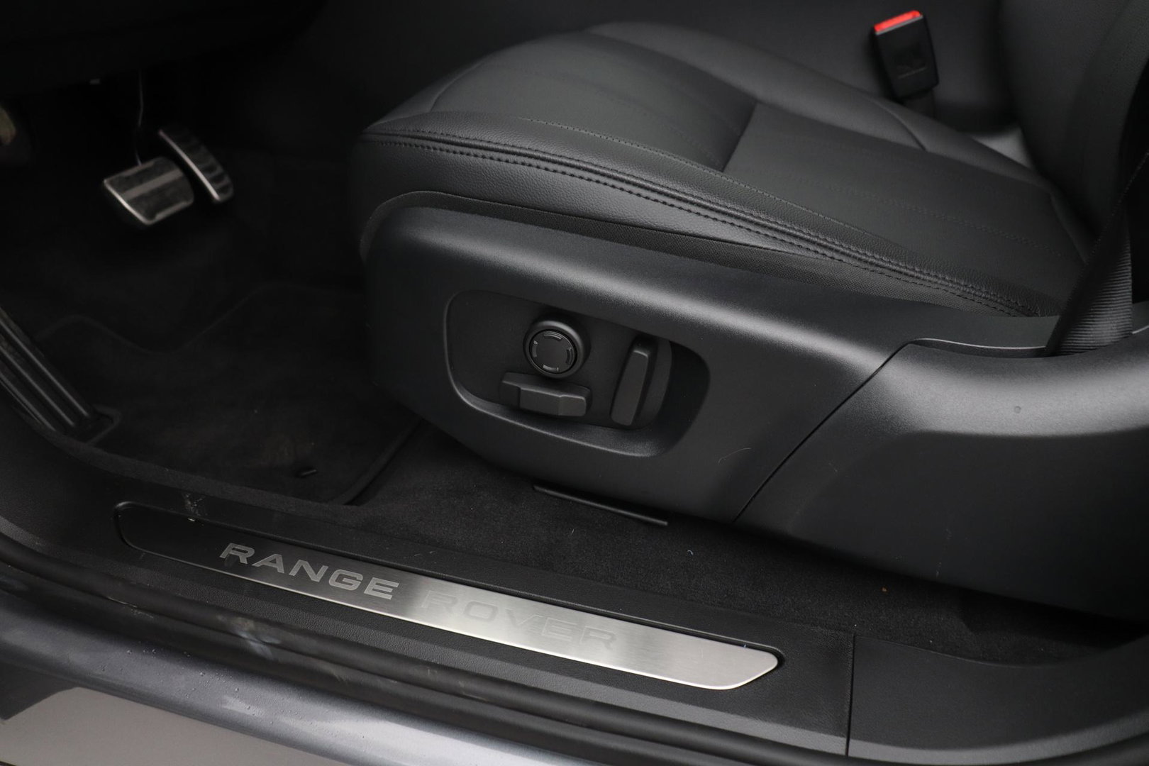 Land Rover Range Rover Evoque P270e PHEV Dynamic SE | Black Pack | Schuif/kanteldak | ACC | 20 Inch | Stuur+Voorruitverwarming