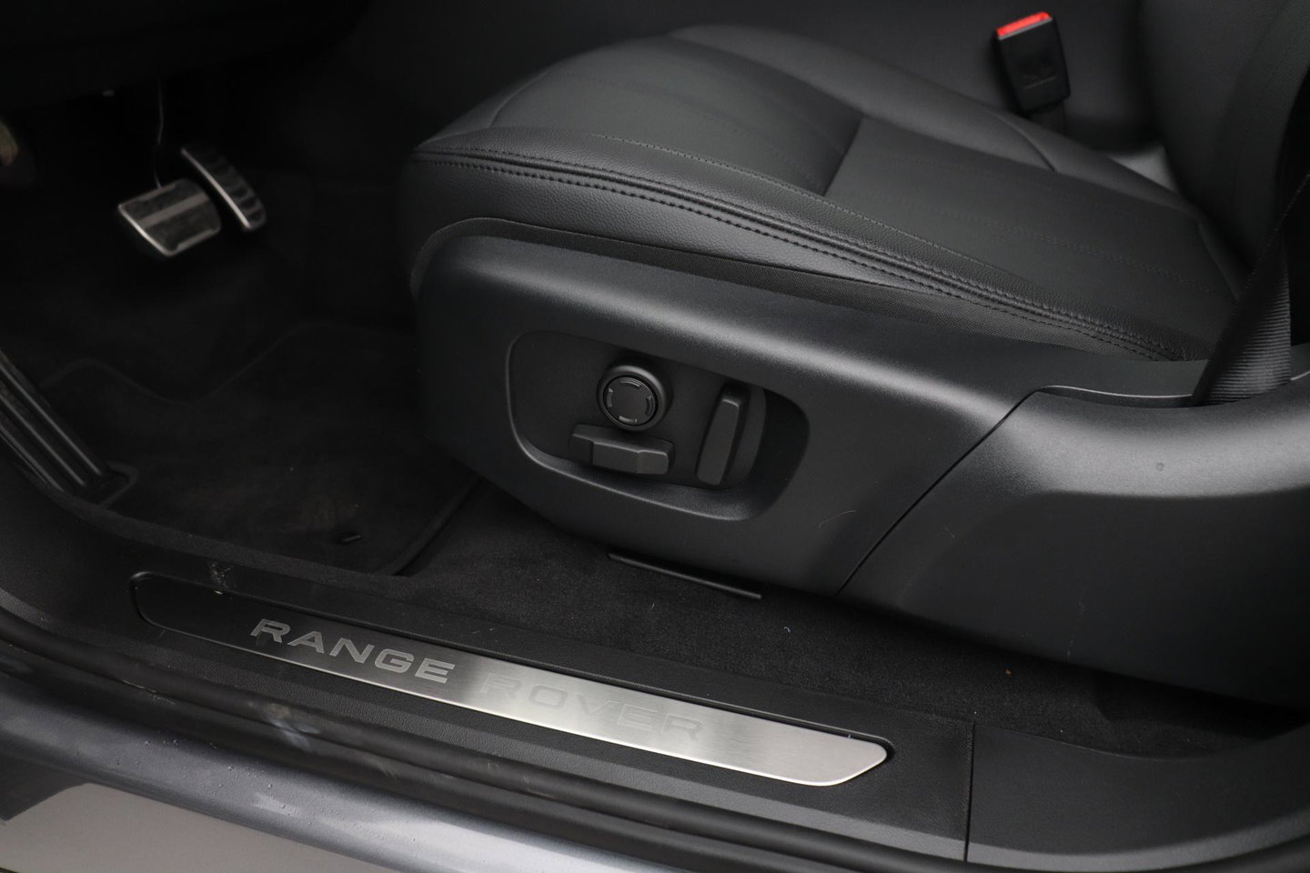 Land Rover Range Rover Evoque P270e PHEV Dynamic SE | Black Pack | Schuif/kanteldak | ACC | 20 Inch | Stuur+Voorruitverwarming