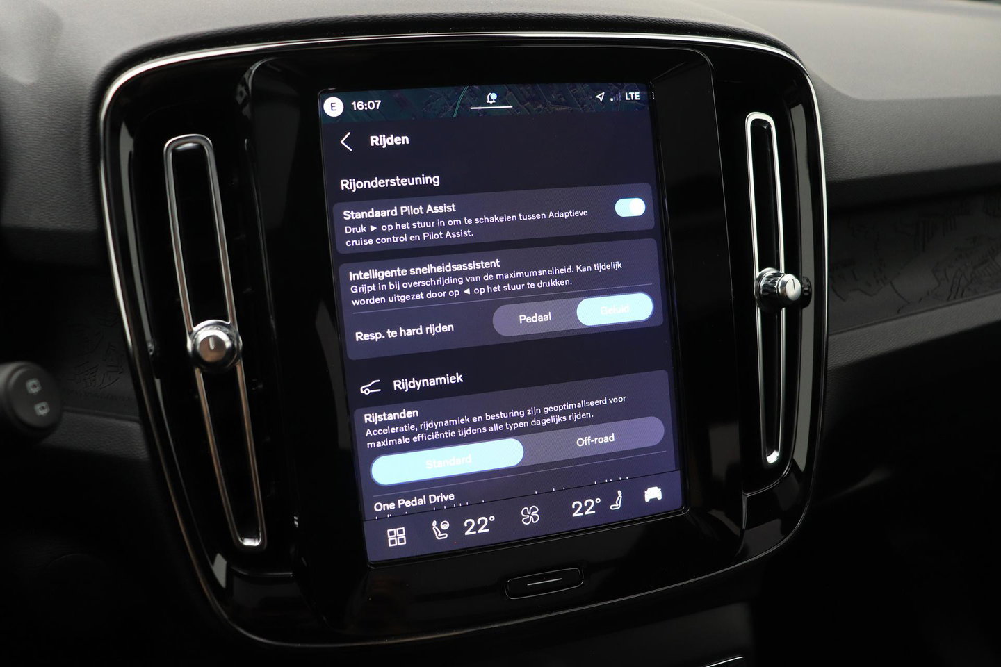 Volvo EX40 Single Motor Extended Range Plus Black Ed. 82 kWh | ACC | Panoramadak | 360° Camera | Harman/Kardon | BLIS | 20 Inch