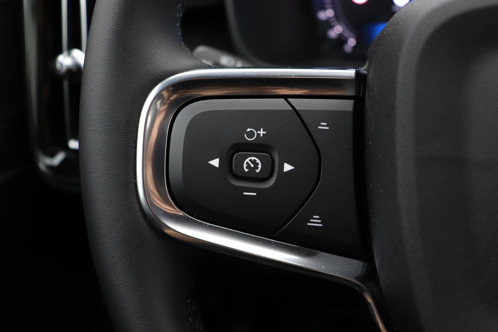 Volvo EX40 Single Motor Extended Range Plus Black Ed. 82 kWh | ACC | Panoramadak | 360° Camera | Harman/Kardon | BLIS | 20 Inch