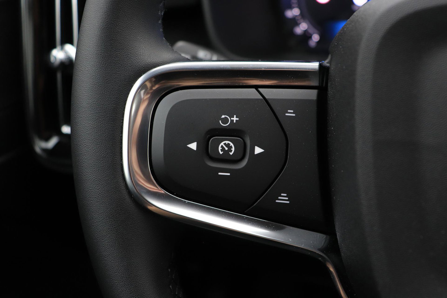 Volvo EX40 Single Motor Extended Range Plus Black Ed. 82 kWh | ACC | Panoramadak | 360° Camera | Harman/Kardon | BLIS | 20 Inch