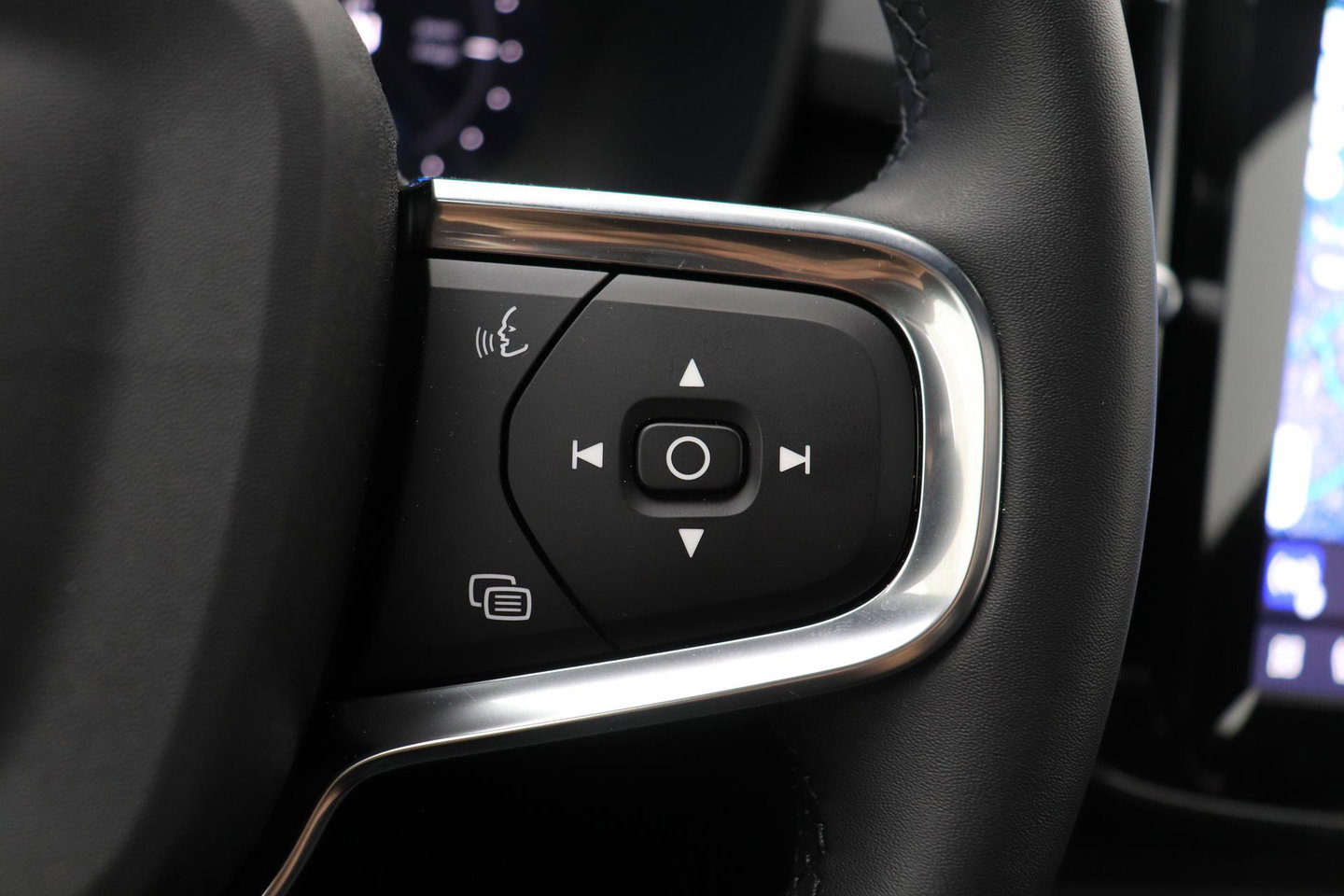 Volvo EX40 Single Motor Extended Range Plus Black Ed. 82 kWh | ACC | Panoramadak | 360° Camera | Harman/Kardon | BLIS | 20 Inch
