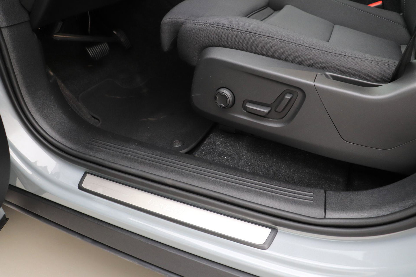 Volvo EX40 Single Motor Extended Range Plus Black Ed. 82 kWh | ACC | Panoramadak | 360° Camera | Harman/Kardon | BLIS | 20 Inch