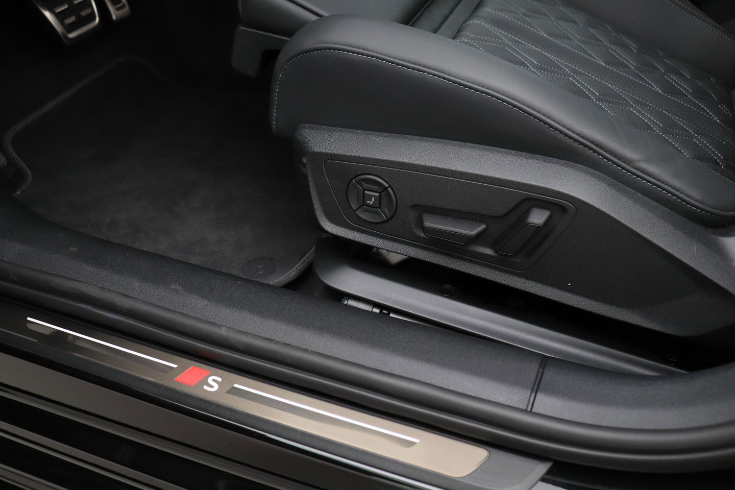 Audi A6 Avant 2.0 e-hybrid quattro S edition Competition | ACC | Luchtvering | Panoramadak | Massage+Ventilatie | Head-Up | 21 inch