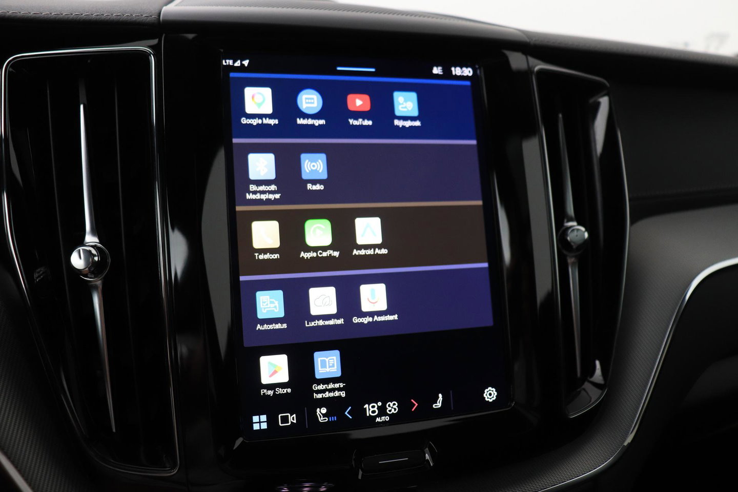 Volvo XC60 T6 Plug-in hybrid Ultra Black Edition | ACC | Luchtvering | Bowers&Wilkins | 360° Camera | Stoelmassage | Panoramadak | Head-Up